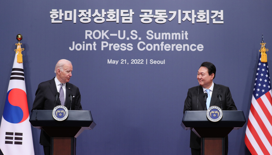 President Yoon Suk-yeol, right, and U.S. President Joe Biden hold a joint press conference after their first bilateral summit at the presidential office in Yongsan District, central Seoul, on May 21. [PRESIDENTIAL OFFICE]
