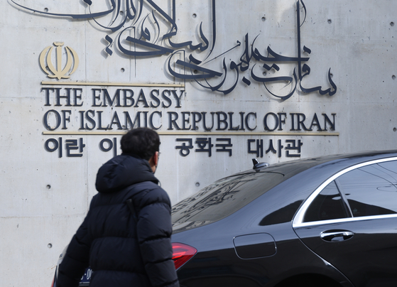 A man passes by the Embassy of Iran in Seoul on Thursday, when the Iranian ambassador to Korea was summoned by the Foreign Ministry. Just a day earlier, the Iranian foreign ministry had summoned the Korean ambassador in Tehran to protest comments the Korean president made on Iran during his trip to the United Arab Emirates last week. [YONHAP] 