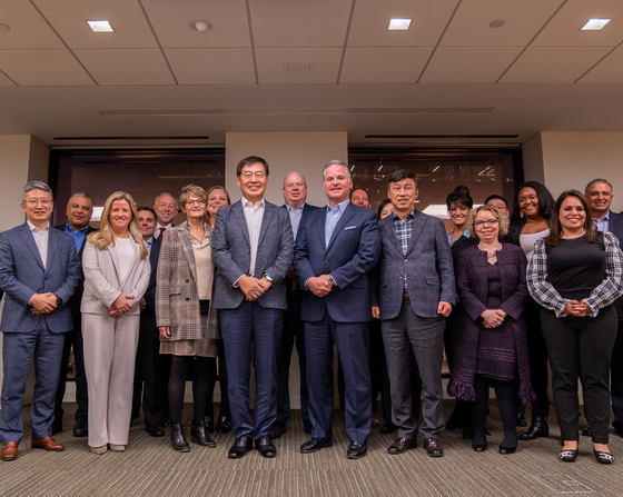 LG Chem CEO Shin Hak-cheol, fourth from left in the front row, and AVEO Pharmaceuticals CEO Michael Bailey, fifth from left, take a photo. LG Chem will finalize its acquisition of the Nasdaq-listed company on Friday. [LG CHEM] 