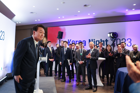 President Yoon Suk Yeol, left, speaks at the Korea Night 2023 event attended by over 300 global political and business leaders on the sidelines of the World Economic Forum in Davos, Switzerland, Wednesday. [JOINT PRESS CORPS]
