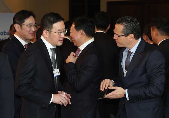  LG Group Chairman Koo Kwang-mo, Lotte Group Chairman Shin Dong-bin and Samsung Electronics Executive Chairman Lee Jae-yong mingle with CEOs of global companies in Davos, Switzerland Wednesday. [JOINT PRESS CORPS] 