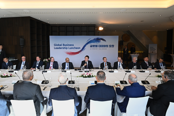 President Yoon Suk Yeol, center, speaks at the Global Business Leadership Luncheon attended by executives and CEOs of top Korean conglomerates and global companies at a hotel in Davos, Switzerland Wednesday. [JOINT PRESS CORPS]