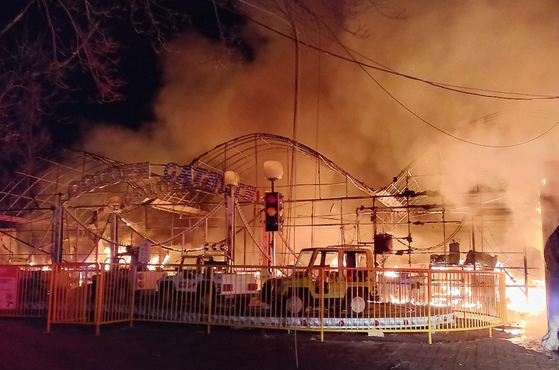 A zoo at an amusement park in Gumi, North Gyeongsang, burns in a fire on Thursday. [NORTH GYEONGSANG FIRE SERVICE HEADQUARTERS]