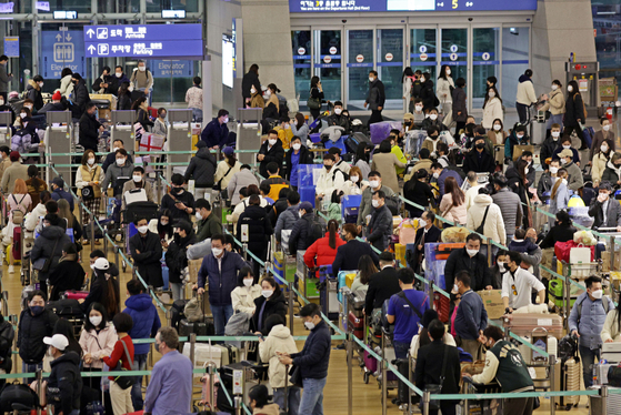 Travelers crowd a departure lobby of Incheon International Airport on Thursday as they head overseas for the Lunar New Year holiday, known as Seollal, which is one of the two major Korean traditional holidays and falls Jan. 21 to 24 this year. [YONHAP]