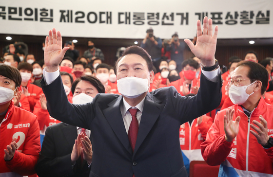 Yoon Suk-yeol of the People Power Party (PPP) cheers after winning Korea’s presidential election early morning March 10, at the National Assembly in Yeouido, western Seoul. [NEWS1]