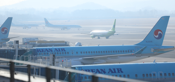 Aircraft at Gimpo International Airport prepare for flight on Wednesday morning. [YONHAP]