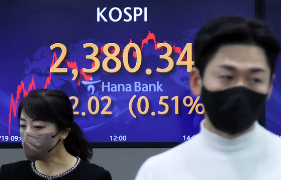 A screen in Hana Bank's trading room in central Seoul shows the Kospi closing at 2,380.34 points on Thursday, up 12.02 points, or 0.51 percent, from the previous trading day. [YONHAP]
