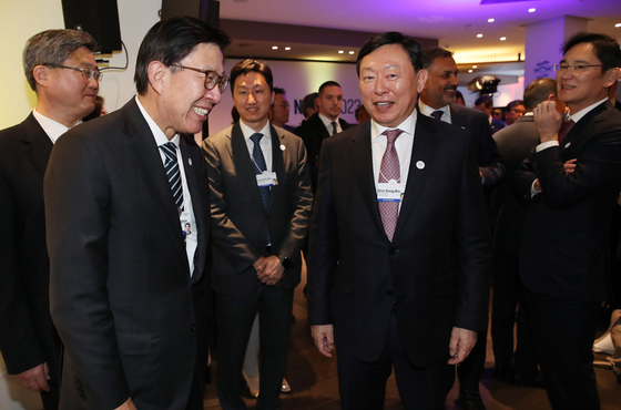 Busan Mayor Park Heong-joon, left, and Lotte Group Chairman Shin Dong-bin, second from right, speak with each other during the Korea Night 2023 event held in Davos, Switzerland, on Wednesday. Samsung Electronics Executive Chairman Lee Jae-yong, far right, and HD Hyundai CEO Chung Ki-sun, center, are shown in the background. [YONHAP] 