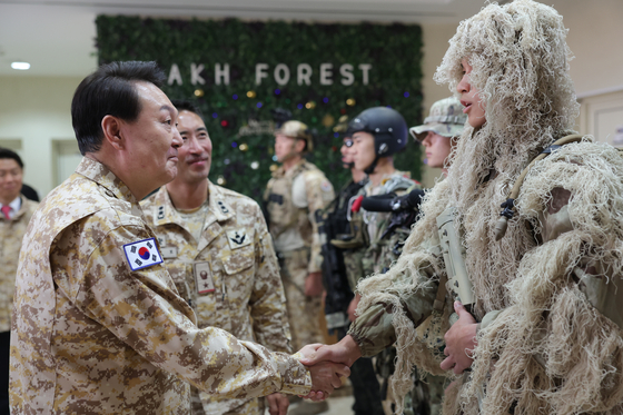 President Yoon Suk Yeol, left, shakes hands with a soldier of the Korean military's Akh unit in the United Arab Emirates on Jan. 15. [NEWS1] 