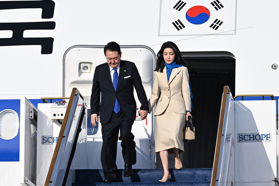 President Yoon Suk Yeol and Kim Keon-hee leaving the Air Force One after arriving at Abu Dhabi on Jan. 14. Kim is still carrying the Harlie K purse while her outfit has changed. [PRESIDENTIAL OFFICE]