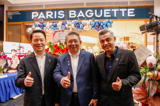 From left, President of Paris Croissant Hur Jin-soo, Malaysian Minister of Domestic Trade and Living Costs Yang Berhormat Datuk Seri Salahuddin Ayub and Berjaya Food CEO Dato' Sydney Quays attend the opening ceremony of the first Paris Baguette branch in Malaysia at multiplex Pavilion Kuala Lumpur on Wednesday. [SPC]