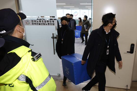 Investigators from the Seoul Metropolitan Police Agency raid the office of a construction union affiliated with the Federation of Korean Trade Unions in Geumcheon District, southern Seoul on Thursday. [YONHAP]
