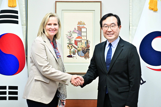 Cindy Dyer, ambassador-at-large to monitor and combat human trafficking, lefts, meets with Second Vice Foreign Minister Lee Do-hoon on Thursday. [MINISTRY OF FOREIGN AFFAIRS]