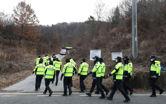 Police officers on Wednesday morning search for the drone that was brought down and went missing after approaching the Terminal High Altitude Air Defense (Thaad) missile base in Seongju, North Gyeongsang. [NEWS1]