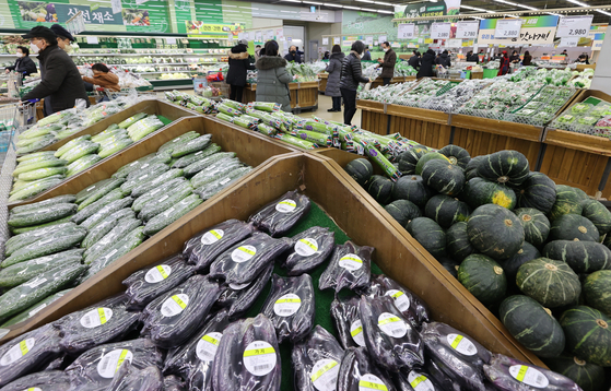 Agricultural products at a discount mart in Seoul on Dec. 22. The Producer Price Index rose 8.4 percent last year, the highest jump since 2008. [YONHAP]