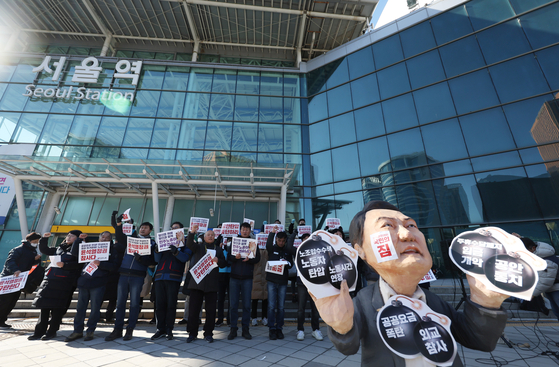 Members of the Korean Confederation of Trade Unions protest in front of Seoul Station on Friday. [YONHAP] 