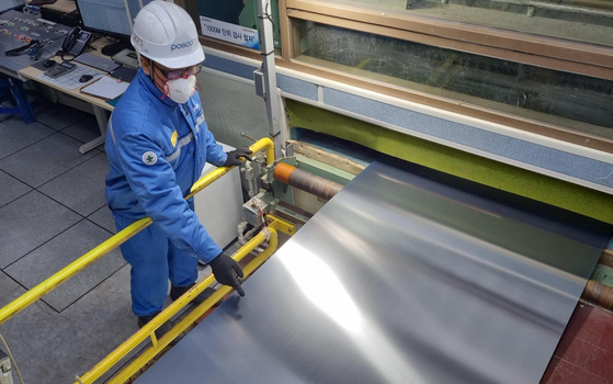 A Posco employee produces stainless steel at the No. 1 cold-rolling facility at the Pohang plant in North Gyeongsang, on Jan. 19. [POSCO]