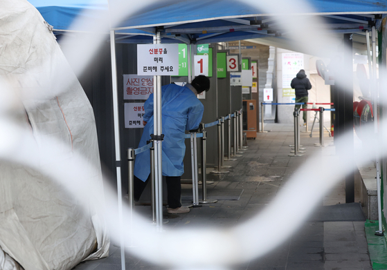 A Covid-19 testing center in Yongsan District, central Seoul, waits for patients on Friday morning. [YONHAP]