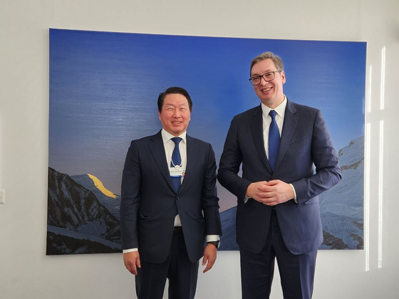 SK Group Chairman Chey Tae-won, left, poses for photo with Serbian President Aleksandar Vucic after a meeting on the sidelines of the World Economic Forum in Davos, Switzerland, on Wednesday. [SK GROUP]