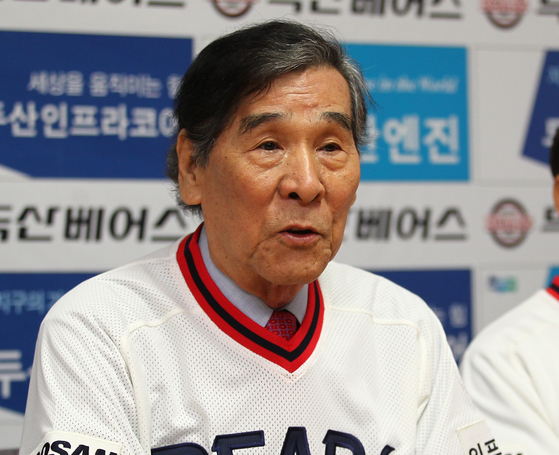 Kim Young-deok speaks to reporters at a press event to mark 30 years since the OB Bears won the inaugural Korean Series held at Jamsil Baseball Stadium in southern Seoul on April 2, 2011.  [JOONGANG ILBO]