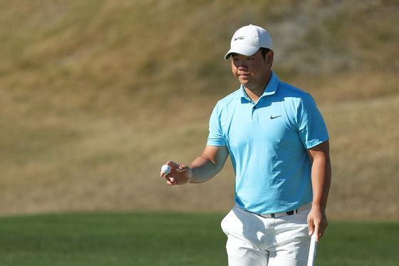 Kim Joo-hyung waves on the fourth green during the final round of The American Express at PGA West Pete Dye Stadium Course in La Quinta, California on Sunday. [GETTY IMAGES]