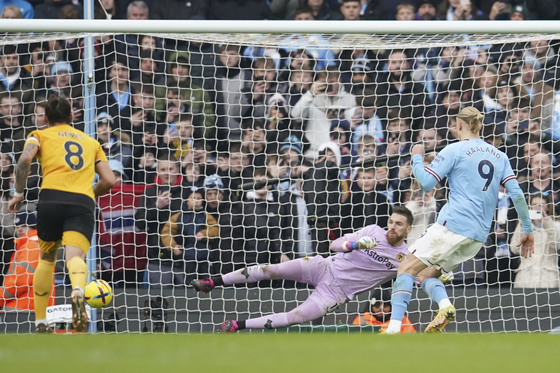 Manchester City's Erling Haaland, right, scores his side's second goal during a Premier League match against Wolverhampton Wanderers at the Etihad Stadium in Manchester on Sunday.  [AP/YONHAP]