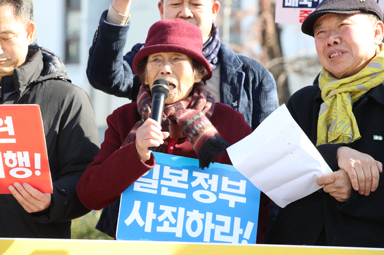 Yang Geum-deok, a forced labor victim, speaks at a press conference hosted in Gwangju on Jan. 17 against the recent Foreign Ministry proposal on the issue of forced labor. [YONHAP] 