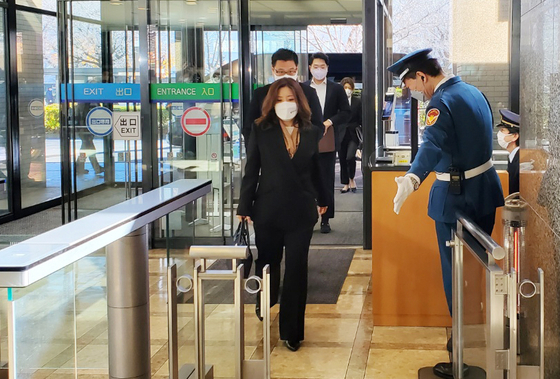 Seo Min-jung, director general for Asia and Pacific affairs of the Foreign Ministry, enters the Japanese foreign ministry building in Tokyo on Dec. 26. [YONHAP] 