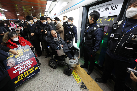 Solidarity Against Disability Discrimination holding up a subway line No.4 in Seoul on Friday. [YONHAP]