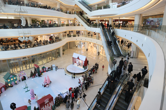 A crowd of people shop at a shopping mall in Seoul on the last day of the Lunar New Year holiday on Tuesday. [YONHAP]