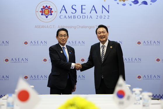 President Yoon Suk Yeol, right, and Japanese Prime Minister Fumio Kishida at their meeting on the sidelines of the Asean summit in Cambodia on Nov. 13, 2022.[NEWS1]