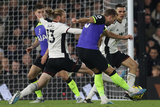 Tottenham Hotspur's Harry Kane shoots to score the opening goal of a Premier League match between Fulham and Tottenham Hotspur at Craven Cottage in London on Sunday.  [AFP/YONHAP]