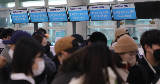 Passengers are trapped in Jeju International Airport after flights were canceled due to heavy snow and strong winds on Tuesday. [NEWS1]
