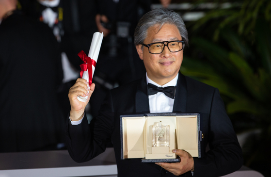 Korean director Park Chan-wook poses with the award plaque after winning Best Director at Cannes International Film Festival in Cannes, France, on May. 29, 2022. [NEWS1]