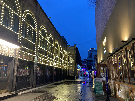 An alley in Itaewon in Yongsan District, central Seoul near where the deadly crowd crush occurred is empty on the night of Jan. 14. [CHO JUNG-WOO]