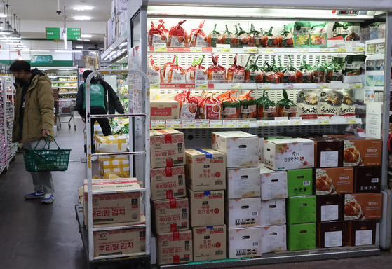 Packages of kimchi, a traditional Korean side dish normally made of fermented cabbage, salt and hot peppers, are displayed in a grocery store. [YONHAP]