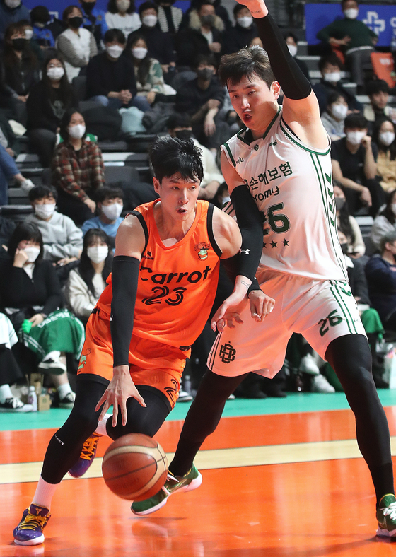 Jeon Seong-hyen, left, of the the Goyang Carrot Jumpers in action during a KBL game against Wonju DB Promy at Goyang Gymnasium in Goyang, Gyeonggi on Jan. 19. [NEWS1] 