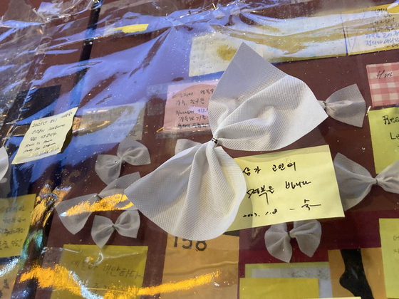 Notes mourning the victims of the Itaewon tragedy are posted on a wall next to the Hamilton Hotel. [CHO JUNG-WOO]