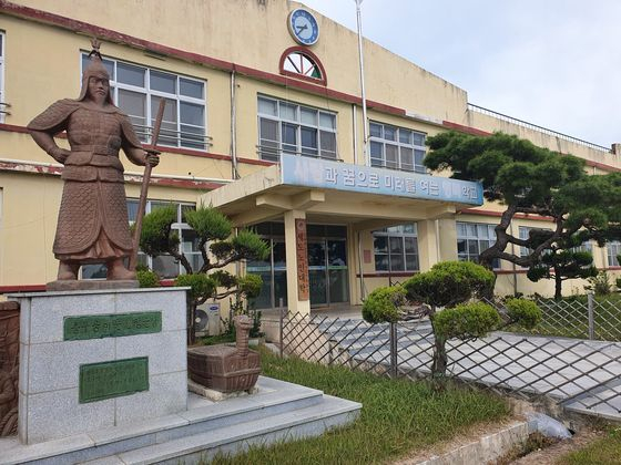 Inse Elementary School in Buyeo County, South Chungcheong, closed in 2018 and since then has been converted into a community college for the elderly. [KIM TAE-YUN]