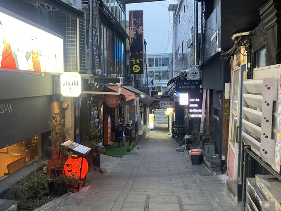 A street in Itaewon, Yongsan District, is seen vacant on Monday evening. [CHO JUNG-WOO]