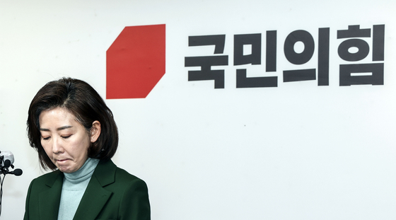 Former lawmaker Na Kyung-won announces that she will not run in the People Power Party (PPP) leadership race in a press conference at the PPP headquarters in Yeouido, western Seoul, Wednesday. [KIM SEONG-RYONG]
