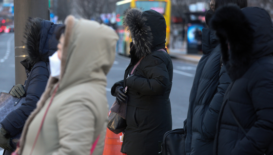 Commuters near Gwanghwamun, central Seoul, are bundled up on Wednesday morning. [NEWS1]