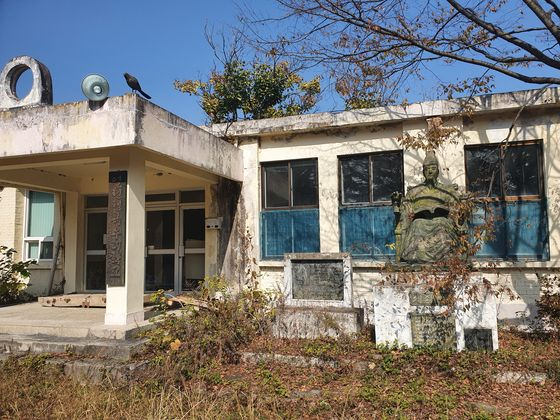An elementary school that closed 25 years ago and abandoned since in Jinan County, North Jeolla. [KIM TAE-YUN]