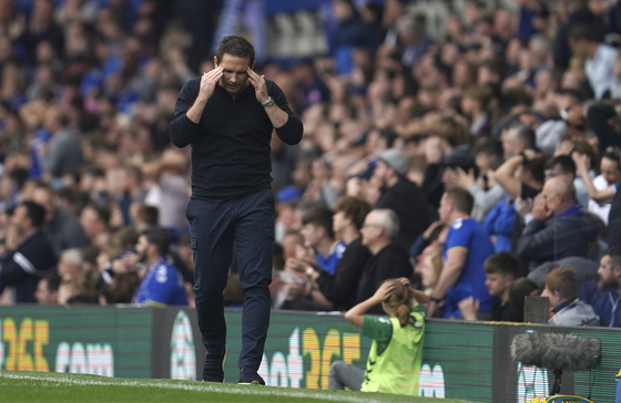 Former Everton manager Frank Lampard reacts during a Premier League match between Everton and Brentford at Goodison Park in Liverpool on May 15, 2022. [AP/YONHAP]