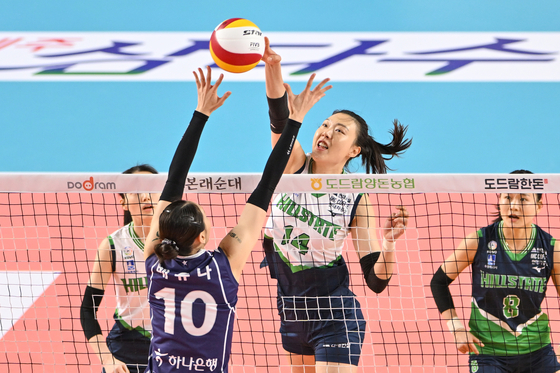Yang Hyo-jin, second from right, of Suwon Hyundai Engineering & Construction Hillstate in action during a match against Gimcheon Korea Expressway Corporation Hi-Pass at Gimcheon Gymnasium in Gimcheon, North Gyeongsang on Jan. 24. [NEWS1]  