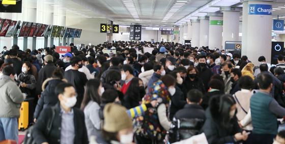 The departure terminal at Jeju International Airport is packed with people on Wednesday morning. [YONHAP]