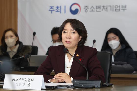 Lee Young, Minister of SMEs and Startups, speaks during a conference held in Yeongdeungpo District, western Seoul, Thursday. [YONHAP]
