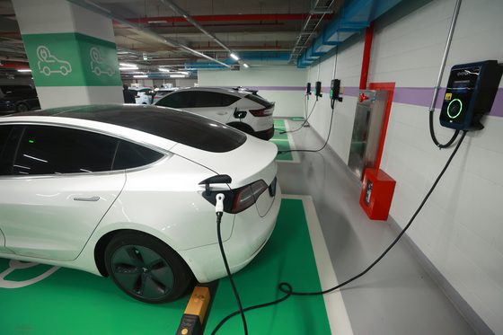 Electric vehicles are charging at a charging station in Gangnam District, southern Seoul, on Dec. 25, 2022. [YONHAP]
