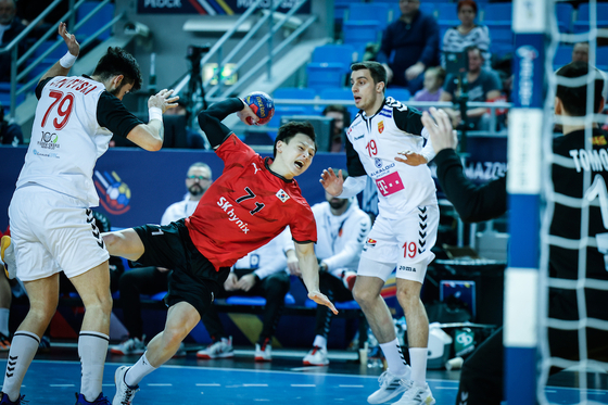 Korea's Lee Hyun-sik attempts to make a shot in a game against North Macedonia at the 2023 World Men's Handball Championship at Plock Orlen Arena in Plock, Poland on Wednesday. Korea lost the game 36-33, finishing the world championship in 28th place out of the 32 competing teams.   [YONHAP]