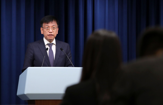 Choi Sang-mok, senior presidential secretary for economic affairs, speaks during a press briefing at the presidential office in Yongsan District, central Seoul, on Thursday. [YONHAP]